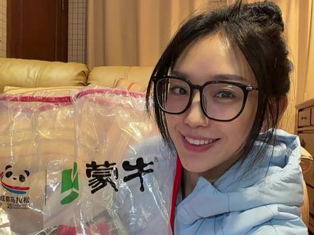 成都马拉松结束2周,我收到了参赛包!
今天收到一个快递到付的包裹
我还在纳闷是成都的谁寄的
结果下班回家打开才知道是成都马拉松的领物装备
这次因为身体原因不想背靠背跑全马
就放弃了成都马拉松
但是又特别喜欢这次成马的参赛服
所以赛前电话联系了工作人员
等到确定的答案,赛后装备可以邮寄
等到比赛结束就收到“成都马拉松”gzh的推送
按照步骤填好信息
今天就收到了
这是第一次没参赛选择邮寄参赛装备,
我觉得还蛮贴心的
这对于因为工作和其他原因中签无法参赛的跑友来说,
也弥补一点遗憾,
现在马拉松赛事服务也越做越好了,在这里要大大的点个赞。
#成都马拉松 #马拉松 #参赛包 #跑步 #每一帧都是热爱