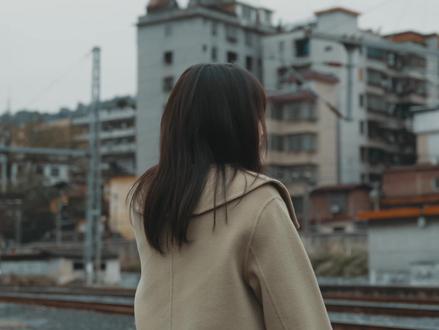 广东北大门宝藏小众小镇-韶关坪石镇 👀宝子们,今天分享超小众宝藏地 —— 坪石镇🎉。
📍地形
隐匿在韶关乐昌北部,属盆地丘陵地形,丹霞地貌典型,有 “馒头” 石山、幽深岩洞、奇特怪石,站在高处俯瞰,宛如一幅美丽山水画卷🖼️。
🚂废弃火车站坪南站
位于乐昌市南坪美食店附近,是废弃火车路段🚆。这里见证无数出发与归来,如今留下满满的岁月痕迹✨。生锈铁轨、老旧民房、泛黄车牌、两台内燃机车头,都是历史的见证者🛡️。这里是摄影爱好者的天堂📸。
🍗怪味鸡
源自川菜系的经典佳肴,在坪石镇被演绎出独特风味😋。以鸡肉为主料,浇上独特酱汁,融合甜、酸、麻、辣、香、咸、鲜七种味道,口感独特😝。(可直接搜索找到,同位置有几家)
👣位置攻略
🚗交通:距离韶关市区约 70 公里,自驾约 1 小时 30 分钟,也可坐火车或高铁到坪石站。
🍽️美食:除怪味鸡,还有坪石扣肉、武江河鲜、九峰奈李等。
🎈游玩:建议自驾,我的座驾#深蓝l07
如果你厌倦了大城市的喧嚣,渴望寻找一处宁静又充满特色的地方,那么韶关坪石镇绝对是你的不二之选。
#开启2025年旅行第一站 #韶关 #旅行vlog #广东周边游攻略