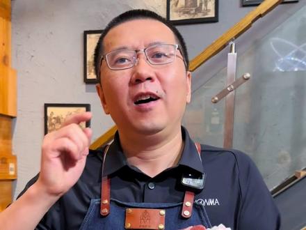 牛排七成熟方法 2cm牛小排,锅热一面各煎1分钟,封边一面各煎1分钟,出锅醒肉2分钟,基本就是七成熟,外酥里嫩。#雪花牛小排
