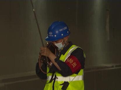 面对危险打头阵!五一劳动节,他们仍奋战在一线!#致敬劳动者 #云南 #高速公路 @抖音小助手