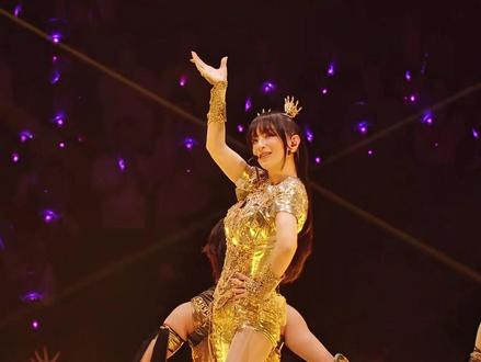 滨崎步2025巡演震撼开场 全新舞美再升级
2025年4月8日,滨崎步全新亚洲巡回演唱会首场在东京湾Lala Arena盛大开唱!一开场就是经典神曲
《INSPIRE》,步姐完美还原MV造型,从舞台中央缓缓升起,一出场就气场全开,一个Pose瞬间Hold住全场!
经历了去年的亚巡洗礼,Ayu明显更加自信与从容,整场状态神勇,仿佛穿越回巅峰时期,十几年前那个无可替代的“平成歌姬”再次闪耀登场!粉丝们纷纷感叹:Ayu真的回来了!
*本篇选自Abema平台付费演唱会视频,中日字幕为原创
制作
#滨崎步2025巡演
#AyumiHamasaki #滨崎步上海演唱会 #myall #演唱会