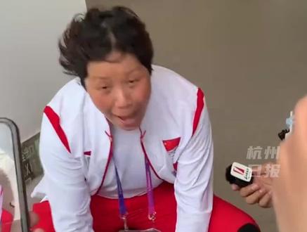 9月24日,浙江杭州。女子双人赛艇拿下亚运首金,曹教练被记者围住时连连否认:教练真不是我!来源:天天体育