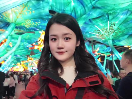 十五元宵看花灯,带上家人朋友,一起来自贡灯会沉浸式感受一下吧
#自贡灯会
#第32届自贡国际恐龙灯会 #元宵节来自贡赏花灯 #灯会 #元宵节