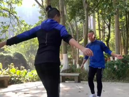 南毽花毽步法的运用与练习方法#上热门 #教学视频 #非遗传承 #全民运动#全民健身 #科学运动#趣味运动会 #全民健身你我同行 #花毽 #一起来锻炼 #增强抵抗力 #我运动我健康我快乐 #户外运动 #运动使人快乐 #爱生活爱运动 #坚持自律 #爱它行动季 #花毽飞舞 #环保正能量 #拉伸放松肌肉 #锻炼 #抖音抖腿 #抖音