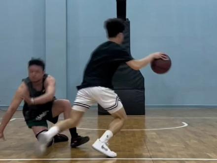 炸球横移晃动,只用右手就可以完成的过人动作,学会去晃倒你的兄弟吧#篮球过人技巧 #篮球教学 #麻瓜球员 @抖音小助手