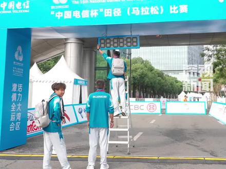 11月15日,十五运会田径(马拉松)比赛将在深圳湾体育中心旁鸣枪开跑,比赛线路跨越深港两地。比赛当天,参赛选手们将在深圳湾口岸前置查验区完成边防检查手续,后续赛事中将全程畅行无阻,直达香港,实现“无感通关”。#十五运会 #马拉松 #深圳湾口岸 #无感通关