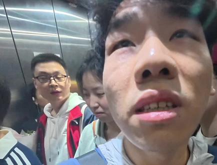 《如果没有他你还爱我吗》电梯版! #如果没有他你还爱我吗翻唱 #搞笑翻唱 #电梯唱歌挑战 #看一遍笑一遍 #每日一笑