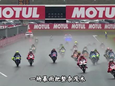 #MotoGP #马奎斯 #摩托车 2017赛季MotoGP第十五站——日本茂木站,这场茂木雨战,是MotoGP历史上一场经典的雨战对决,极限、热血、永不言弃,每一圈都是对自我的挑战,每一次超车都是勇气的较量!