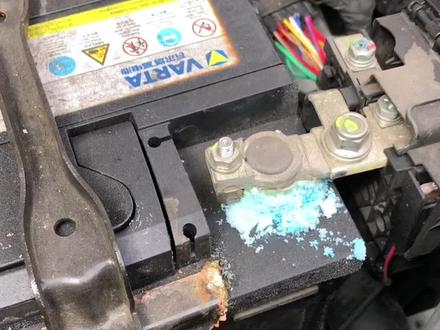 汽车打不着火;电池有问题要检查这些地方是不是接触不良!#电瓶起绿碱