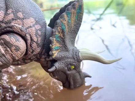 如果你在喝水的时候被恐怖的棘龙和沧龙盯上,你会怎么办? #恐龙 #恐龙玩具 #棘龙 #沧龙 #三角龙