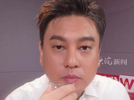 #“F4合体演唱会”引关注,朱孝天:没其他三人联系方式,“确实很想合体 但就是没有办法” #朱孝天 #F4
大皖新闻讯 近日,F4合体演唱会一事引发广泛关注。6月10日,大皖新闻记者从F4成员朱孝天的直播间获悉,自2012年开始,就一直有人就F4合体一事联系朱孝天方,“但一直没有下文”。
朱孝天说,“只要是四个人的事情,我永远不是第一个拒绝,也不是最后一个答应的。其他三个人的状态我没有办法作太多的说明。目前没有接到要合体的通知。我确实很想合体,但就是没办法。”
朱孝天在直播间透露,自己没有F4其他成员的联系方式,“我们之间确实连联系方式都没有。”
朱孝天称,近期会上一个节目,但具体情况不便透露。
大皖新闻见习记者 魏顺顺