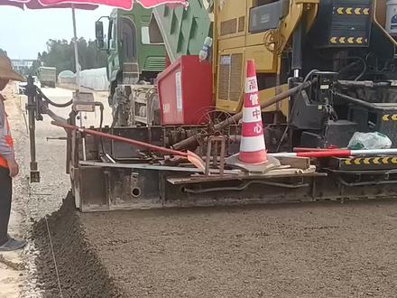 公路工程第11集:水泥稳定碎石基层摊铺#五一劳动
