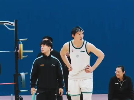 万分先生!被“调侃”的王哲林,学会了把压力活成铠甲! #王哲林 #上海男篮 #dou来cba #中国男篮#CBA评球大会