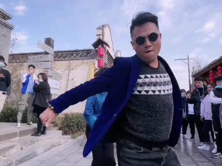 舞蹈小美女 来找我PK。直接用赵四抽筋舞,完胜板板#热门我爱跳舞