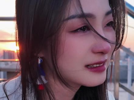 #歌曲先放手的是你
先放手的是你,该遗憾的人 不该是我…