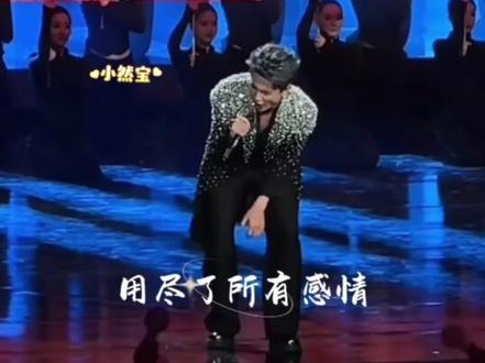 谁懂他抬手触空,一朵白玫瑰凝于掌心那一刻的震撼,浪漫到极致! 玫瑰不语,却道尽所有深情,他将所有偏爱,都给了他的女孩。#刘萧旭#郭宇欣