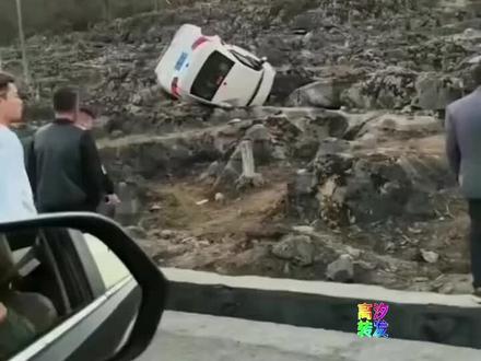 2026年初全国各地发生的交通事故,不是什么人都适合开车上高速的,什么叫快?什么叫慢?根据路况(限速要求、气候、车流等),该快则快,该慢则慢。发生事故的主要原因:一是一些驾驶者技术不过关。拿到驾照后自我满足,大功告成而不再进一步对驾驶技能、道交法规等方面的学习,更因自尊心而不愿请教和听取他人经验,连基本的变道、转向要打转向灯,变道超车必须提速都做不到等等。二是自身素质和认知较低。如大脑的反应和与手脚的协调、视力视野与距离感、安全意识(看手机、吃东西等注意力不集中、尤其是节假日难得一车人回家或游玩精神兴奋,因谈笑而分心),以及对车内、车外发生的故障或意外而慌乱、反应迟钝等,也或因麻木、疲倦等误踩油门也是一种快,所以快只是一种表象。再加有些人受不了100码以上的速度,却又怕右边货车道危险,而去超车道上行驶,也有自私不懂得照顾周围车辆的。总结,无论多少车道,不用说有百分之几,只要有千分之一、二这样的人存在,就是视频的结果,这与是否新老、男女司机并无必然关系。
#离汐