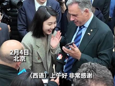 乌拉圭总统奥尔西到访北京外国语大学,在观看学生演唱乌拉圭歌曲后,现场邀她与歌曲原唱歌手通话