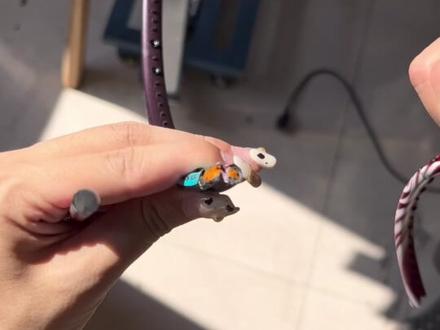 很多人说你们家球拍和某夕夕某🐟没什么区别都一样,那还是有区别的,我们家是还原了某尤6.2的实心细中杆,拍框是内发泡工艺,质保32磅,打感也是非常好#100zz#羽毛球拍 #打羽毛球女生 #工厂一手货 #爆款热卖中