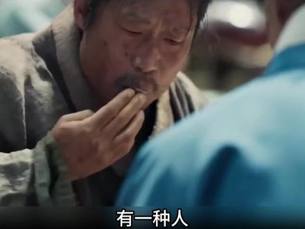 年幼君王被废后流放深山,负责监视他的村长却成了唯一心疼他的人 一口气看完《与王生活的男人 왕과 사는 남자 2026》!
1457年,年幼的君王李弘𬀩被迫让出王位,还被流放到偏远的清泠浦。对他来说,失去的不只是王座,还有活下去的希望。
而江原道深山村落的村长严兴道,原本只想为艰难生活的村民谋一条出路,努力把清泠浦变成流放地。可当这个被废的少年君王真的来到村里,他从一开始的监视,慢慢变成了心疼。
一个是被权力抛弃的少年王,一个是为百姓奔波的普通村长。乱世之下,他们注定无法改变结局,却用一段短暂相伴,留下了最让人破防的守护。
#一口气看完 #与王生活的男人 #韩国电影 #电影解说 #抖音二创激励计划