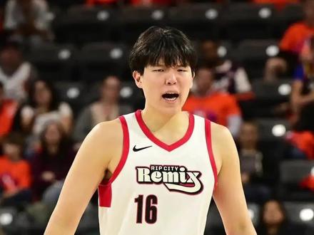 NBA-G联赛撕裂之城混音将对阵南湾湖人,开拓者16号秀杨瀚森也即将迎来自己发展联盟的第二场比赛。
杨瀚森在首战中出场了30分钟,全场砍下8分13篮板4助攻的数据,帮助球队逆转山谷太阳。其中,杨瀚森的篮板与助攻都在队内排名第一,可以说是球队取胜的大功臣。在上半场结束后,他的正负值一度低至-25,但下半场他一扫阴霾,不仅守护禁区,还多次送出妙传,最终帮助球队逆转取胜。
在经过一场的适应以后,杨瀚森很大程度上了解了比赛的强度,第二战或许会更上一层楼。理性讨论:你认为杨瀚森明日G联赛的第二战能够打出怎样的表现?会超过第一场吗?欢迎在评论区留下您的见解!
#杨瀚森 #开拓者#nba常规赛