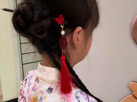 新年就扎这种新中式盘发,气质又好看,搭配各种国风,马面裙超出片,快给宝贝们安排#儿童编发 #新年发型#马面裙发型教程 #生女儿就是用来打扮的 #骗你生女儿