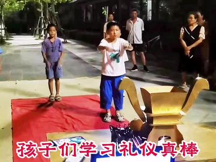 山东民间传统二十四拜礼,看看郓城好汉之乡的孩子们厉害不厉害✌咔咔哩 猛嘞很#孔孟之乡礼仪之邦 #山东最高礼仪 #农村风俗习惯就是这样 @抖音小助手 @抖音热点宝 @抖音创作者大会