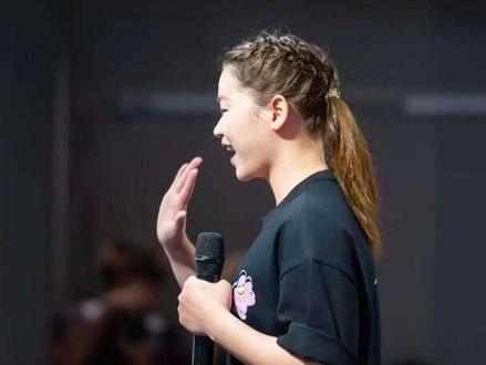 迷妹小红开心追星黄子韬!韬哥昨晚聊起过往,从前都是别人给他安排保镖,如今轮到他为别人安排保镖。#全红婵最新动态