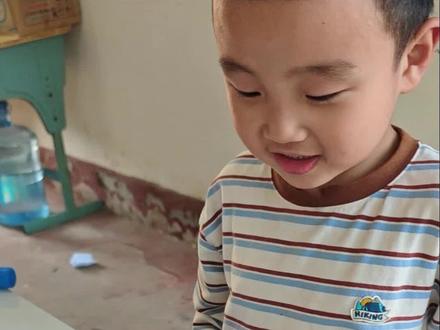 幼儿园自制绘本之猜猜我是谁 全国幼儿园家长最近是不是都在熬夜赶绘本作业?😭 别发愁,这本《猜猜我是谁》半小时搞定,有手就会!#幼儿园手工
你以为看到的是向日葵?🌻 翻开下一页,竟然变成了菠萝!🍍 趣味十足的想象力翻翻书,洞洞叠叠乐,陪神兽玩到停不下来!#猜猜我是谁 #手工绘本
花了一下午时间,和宝贝一起制作的手工绘本《猜猜我是谁》,好玩又有趣,关键是他全程都开心得不行!#亲子手工 #手工diy