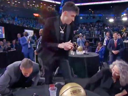 2022年的NBA选秀大会,雷霆用榜眼签选中了切特-霍姆格伦,恭喜#榜眼切特霍姆格伦 #切特霍姆格伦 #雷霆 #2022选秀大会