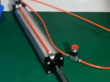 大家好 用一个点动开关就可以控制气缸的伸缩 不需要接电 只要有气就可以了 朋友们点红心加关注哦 谢谢你的观看