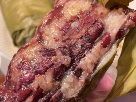 爱吃豆沙粽子的姐妹,一定要试试这个满满豆沙馅的粽子,一口下去沙沙绵绵的豆沙和糯叽叽的糯米,真的好好吃啊#手工粽子 #豆沙粽子#端午美食 #妈呀太香了