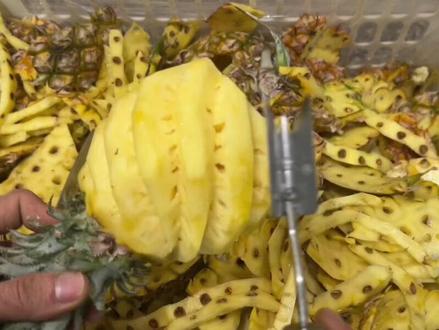 菠萝为什么要用盐水泡?有用吗?菠萝扎嘴怎么解决?#菠萝 #生活小妙招 #科普一下