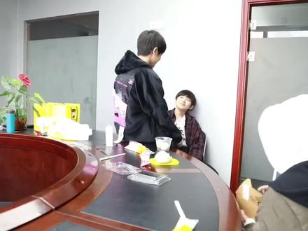 #刘耀文“你们把鸡蛋吃了” #李天泽 “你得长高”#宋亚轩 “你得长高小学生”😂#抖音小助手 #养成系