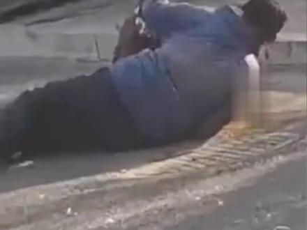 社区回应犬只扑倒撕咬大爷
来源:齐鲁晚报·果然视频 (如有侵权 请联系删除)