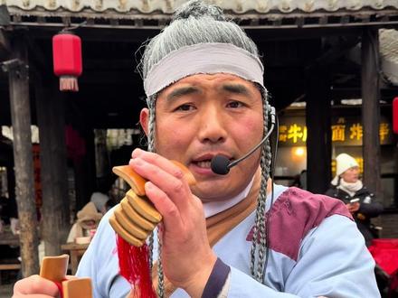 四张银票从头夸到脚,真划算 #开封万岁山 #万岁山武侠城 #万岁山npc @万岁山夸夸男孩