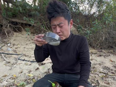 每个英雄在成事之前,都要经历一段苦逼的日子。#户外 #钓鱼 #擒龙诀荒野挨饿王大鱼挑战赛 #龙王恨扫黑 #刷锅传媒