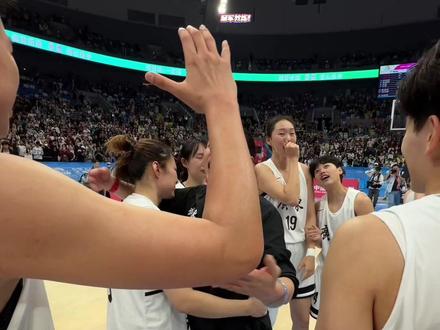 #广东女篮夺得十五运会成年组女篮冠军 主教练郑薇依次拥抱球员,全场高呼:我们是冠军!