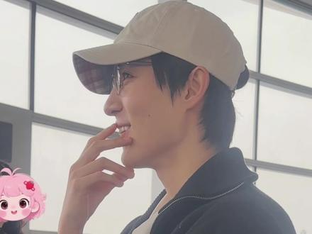 #机场 #东北 #东北人自带幽默感 #梁思伟 #演员梁思伟
大碴子味的热情 是东北yin的标配