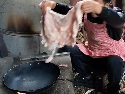 广西特色菜,用猪板油这样煎,煮豆腐窑才好吃,网友说是喂猪的菜 #乡村美食 #农村生活 #广西特色菜 #豆腐窑 #记录真实农村生活