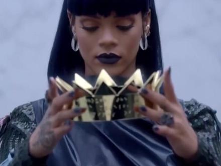 当时发片嫌东嫌西,现在只能在美妆专柜暴风哭泣。 #Rihanna #蕾哈娜 #FentyBeauty #欧美音乐