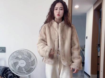 小小101不要再直播间,我又上当受骗啦,买了富家女毛毛外套,一百多块的质感做得怪好的,还显瘦,这像话嘛#小小101 #小小101直播间 #毛毛外套搭配 #富家女毛毛外套 #新年穿搭 @我要上热门 @上热门🔥🔥🔥