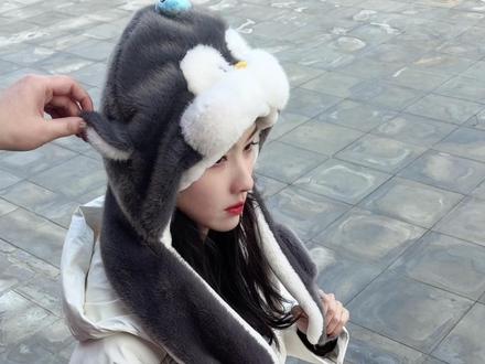 嘟的拎帽跑“NG”现场📷 @陈都灵 #陈都灵 #干嘛拎我帽子 #星动营业中 #一键切换养眼模式