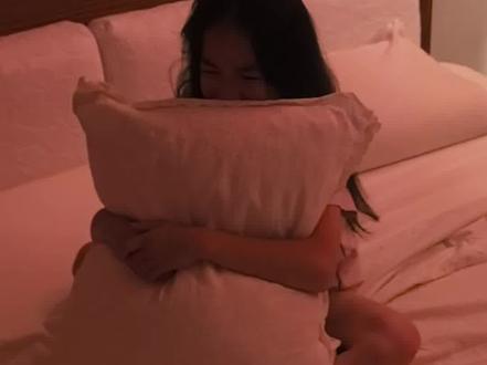 对女儿无可奈何的老爹 早上丫头掉了颗牙,她把牙洗干净用纸包好放枕头下面,准备今天晚上跟牙仙子换金币的。结果晚饭后她爹跟她床上换床品以为那坨纸是垃圾就丢垃圾桶里去了。等丫头洗完澡出来发现床品换了,牙齿也不见了,天塌了。哭得惊天动地。她爹冒得办法只有去翻垃圾堆。