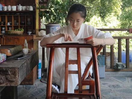 第1期|「00后找不到工作上山当“道士”的一天」置顶声明❗(请诸位小友务必展开查看):两条视频都是我离职之后想全身心留给自己的云麓宫练习太极的记录生活的视频,因着此前一直跟着明师微师父练太极,他们在云麓宫也有课址所以就想着借山林古庙之气重塑心脉,顺带强迫自己拍拍视频记录一下自己的心路修炼变化,但是该两条视频我有些借以“道士”标题党了,虽然我以标题党玩梗但我思来想去还是觉得这样有些冒昧了。
所以在此明确声明一下:
本人此系列视频不进行任何私加联系方式与商业行为,评论区我亦有拒绝小友画符言行,本人无团队自己俗世本职就是名摄影师无需团队,如有冒充本人寄团队算卦画符等收费道法仪式行为的请一律举报,切勿上当受骗。在此亦向宫观内诸位道长道歉,或给宫观带来困扰我很抱歉,我本无意流量来此凶猛,本心仍依虔诚向道,此后视频我将不再以上山当道士为标题。
福生无量天尊
#修行 #少年心气 #凡人修仙传 #vlog十亿流量扶持计划 #苏文七