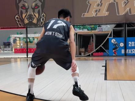 想要超䨻脚感?锋卫必入!利刃6V2黑曜石实战测评!#球鞋 #球鞋测评 #初心球鞋测评 #实战鞋 #利刃6V2