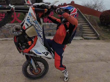 胡胖胖翘起来了 翘头练习 顺便被迫分享下单腿翘最最基本的一些动作#越野摩托 #husqvarna #车手需要沉淀 #ktm #苏坦林道越野教学