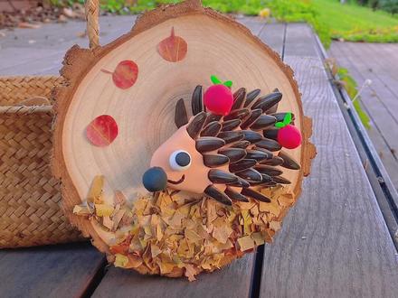 用瓜子壳做小刺猬,你感受到秋天的气息了吗?#人类幼崽成长计划 #亲子手工 #树叶贴画 #动手能力 #幼儿手工 #废物利用