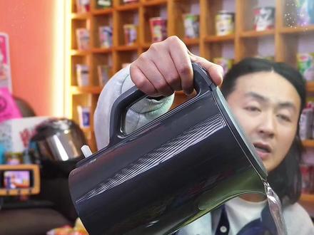 老泡推荐大学生吃的泡面《酱里麻的面》,适合宿舍党囤货,便宜 量大 味足 ,还支持试吃一包#泡面先生 #火鸡面 #酱里麻的面 #麻酱火鸡面 #夜宵吃什么