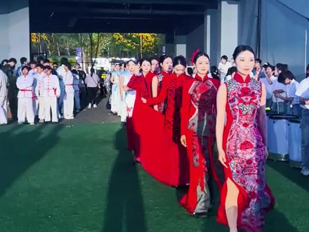 看看有没有你🥰#东北超 #旗开得胜旗袍秀 #开幕式超燃瞬间 #找自己
